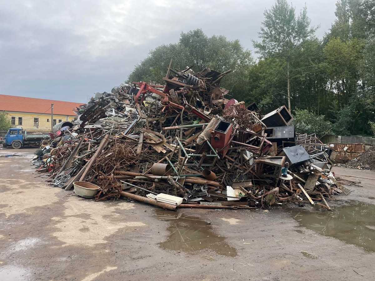 Hromada železného šrotu v areálu Kovošrot Jankov